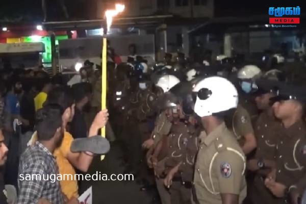 களனி பல்கலைக்கழக வளாகத்தில் ஆர்ப்பாட்டம்: பிக்குகள் மீது தாக்குதல் - 6 பேர் கைது! SamugamMedia 